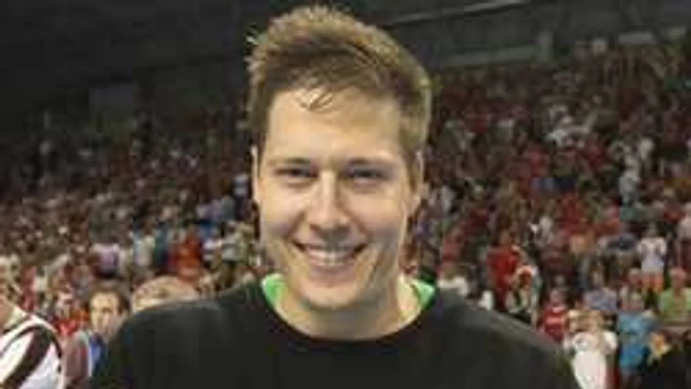 Titkos részletek: így készül gyermekei születésére a magyar kézicsillag