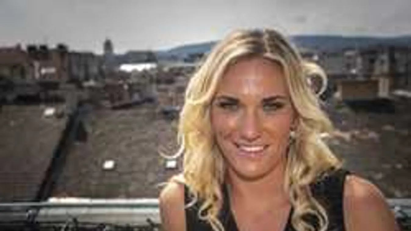 Fürdőruhás fotó, Babos Timi itthon nyaral