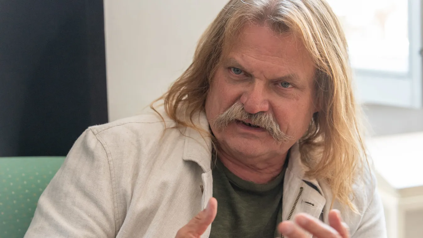 Megénekelteti a világot járvány idején Mándoki László