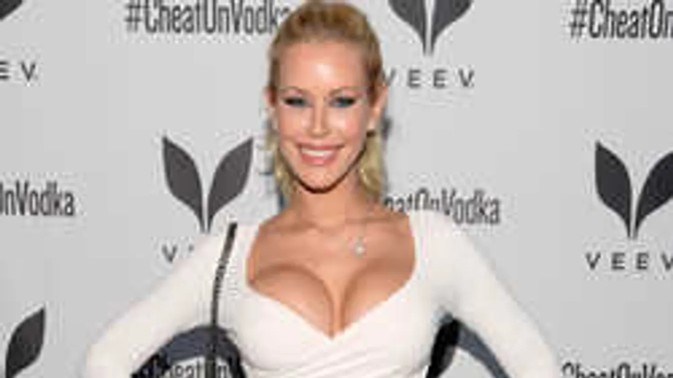 Vetkőzéssel enyhíti bánatát a kerek mellű playmate