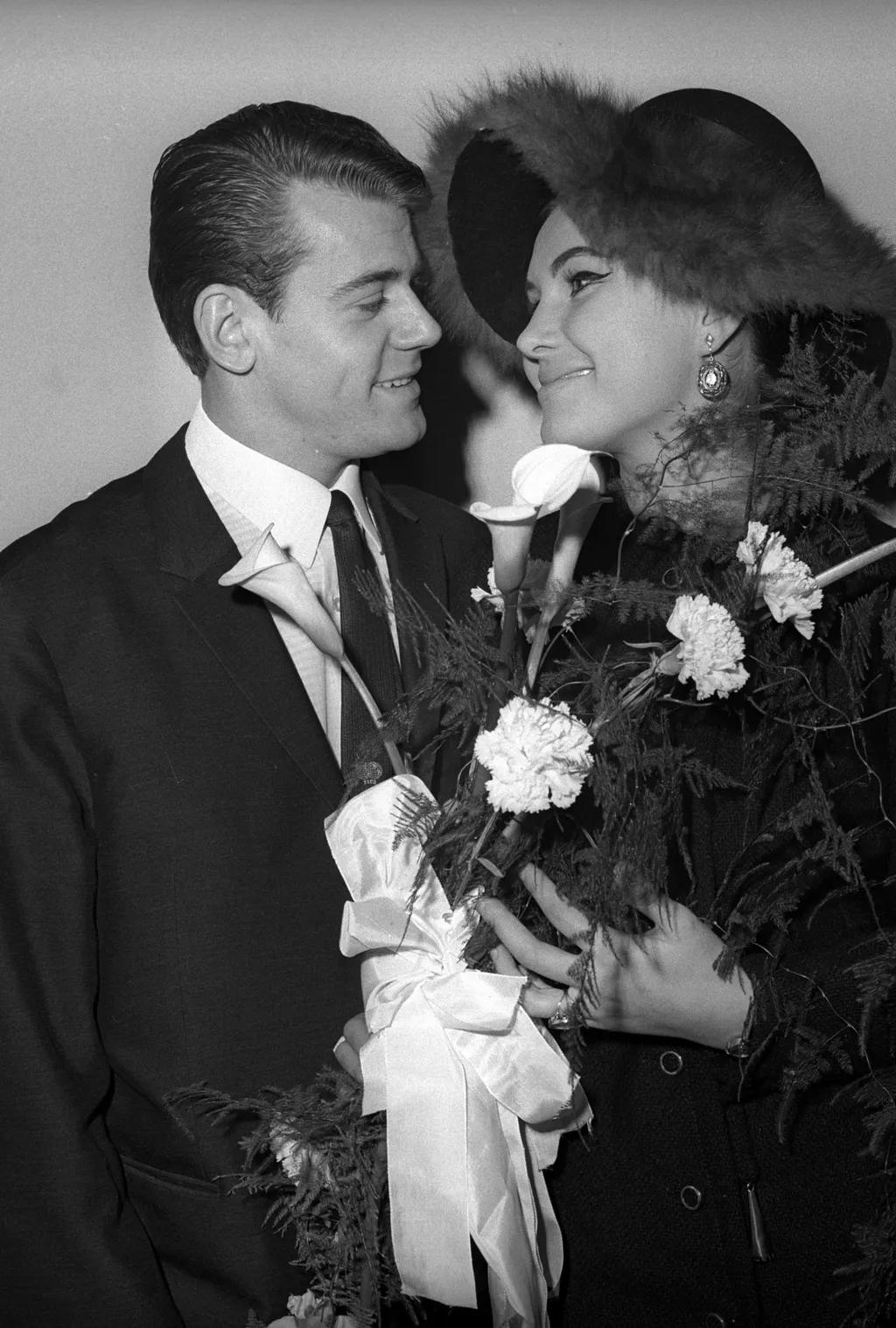 Budapest, 1969. január 4. Pécsi Ildikó színmûvésznõ és Szûcs Lajos válogatott labdarúgó néz egymásra budapesti esküvõjükön. MTI Fotó: Keleti Éva