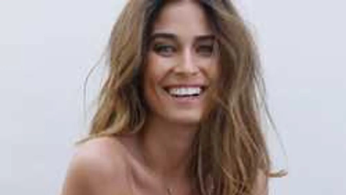 Melltartó nélkül, széthúzott felsővel fotózták le a sztárfocista barátnőjét