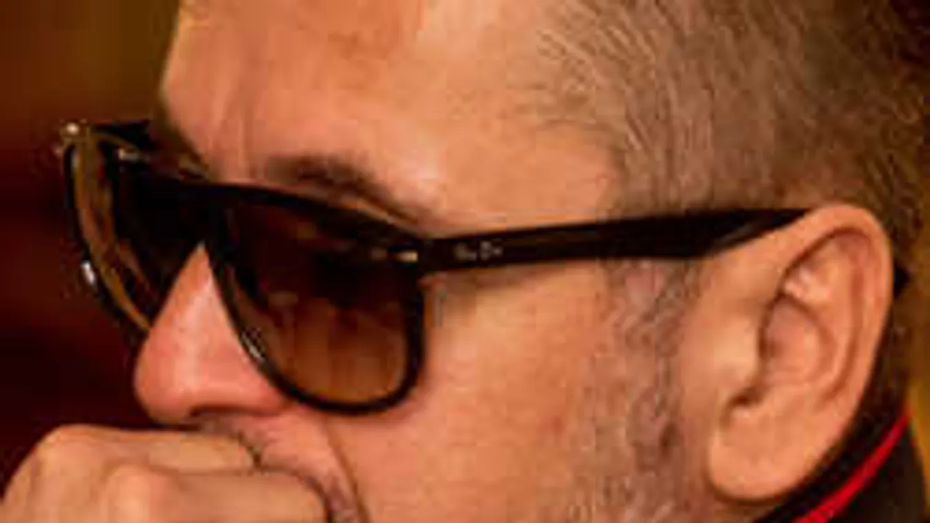 Ez durva, Majka leparasztozta Tillát