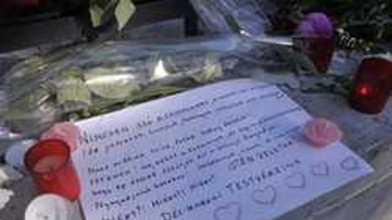 Megható üzenetek, virágok, mécsesek a dél-koreai nagykövetségnél