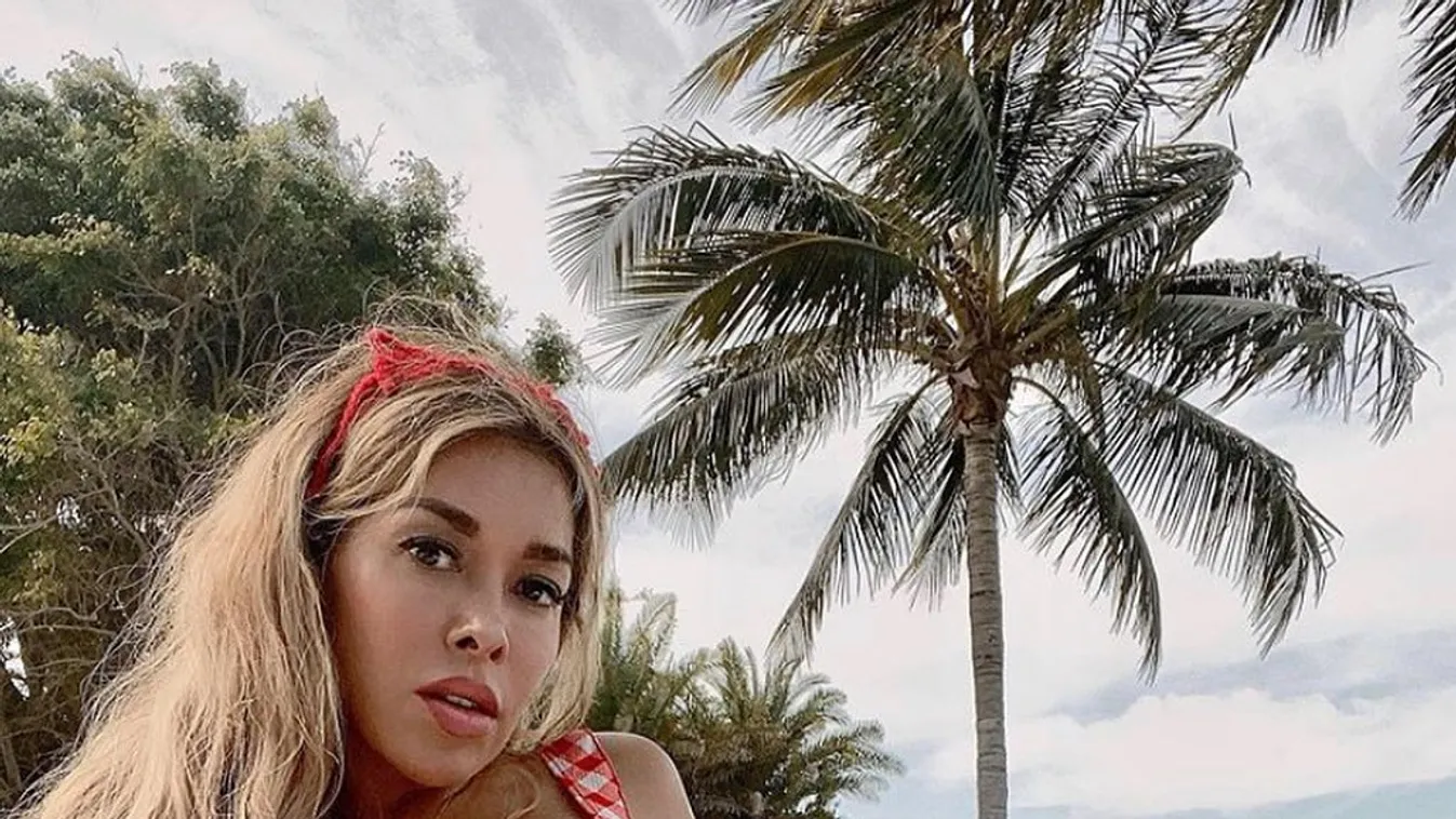 Félrehúzza bugyiját, és meztelen melleket villant a dögös kebelcsoda