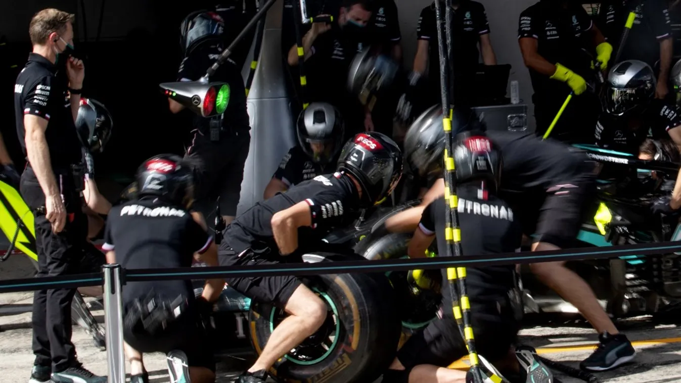 Túlhajszolt szerelők az F1-autó körül