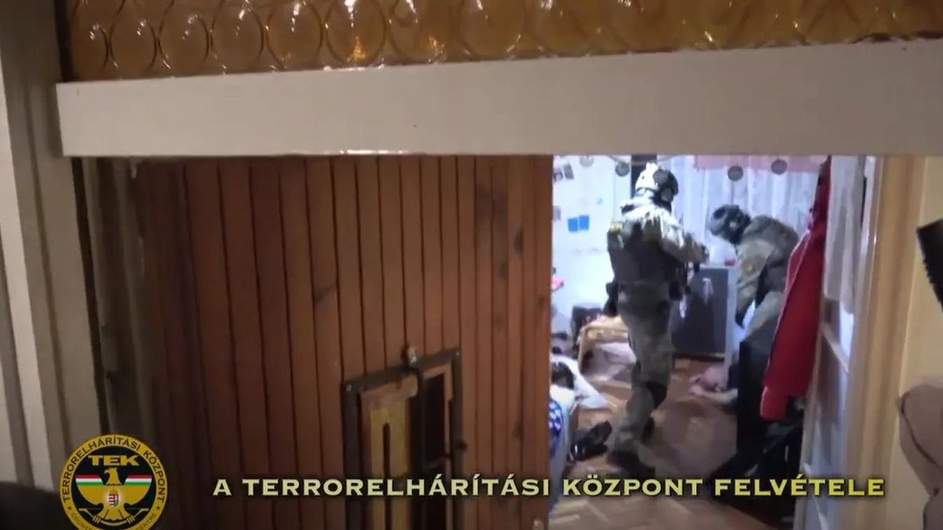 Döbbenetes videó: állig felfegyverzett TEK-esek rúgták rá az ajtót a magyar bűnbandára