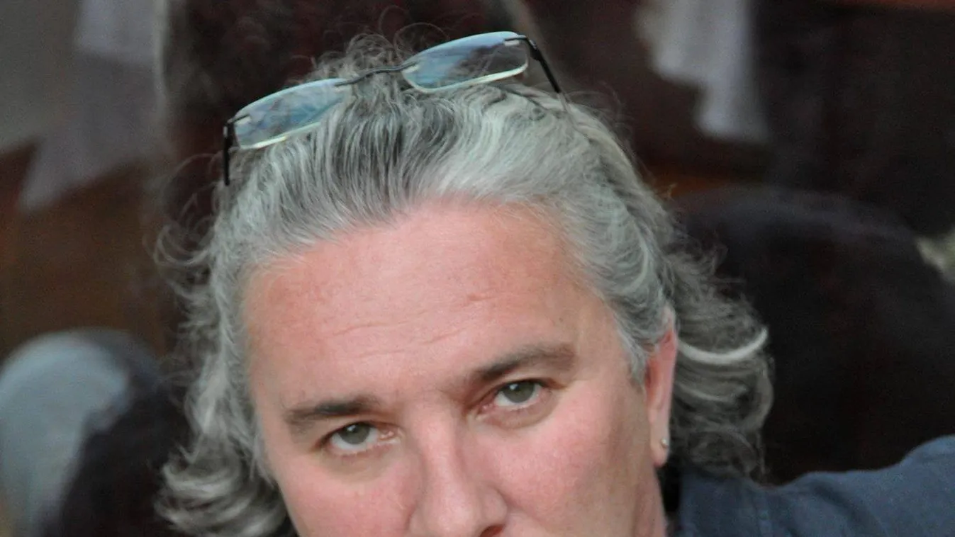 Elképesztő felajánlás, így segít a kollégáinak a magyar szinkronszínész