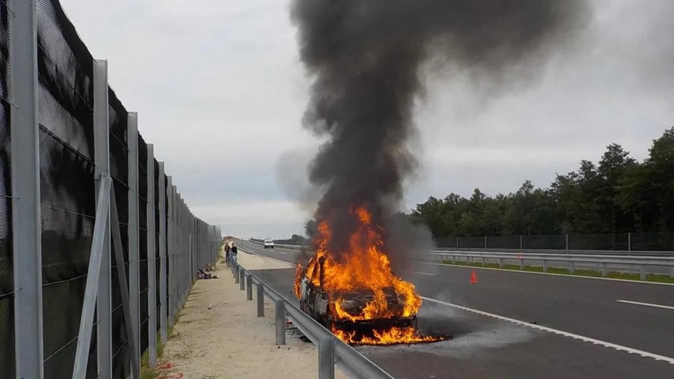 Horrorisztikus látvány: Porrá égett egy autó az M85-ösön