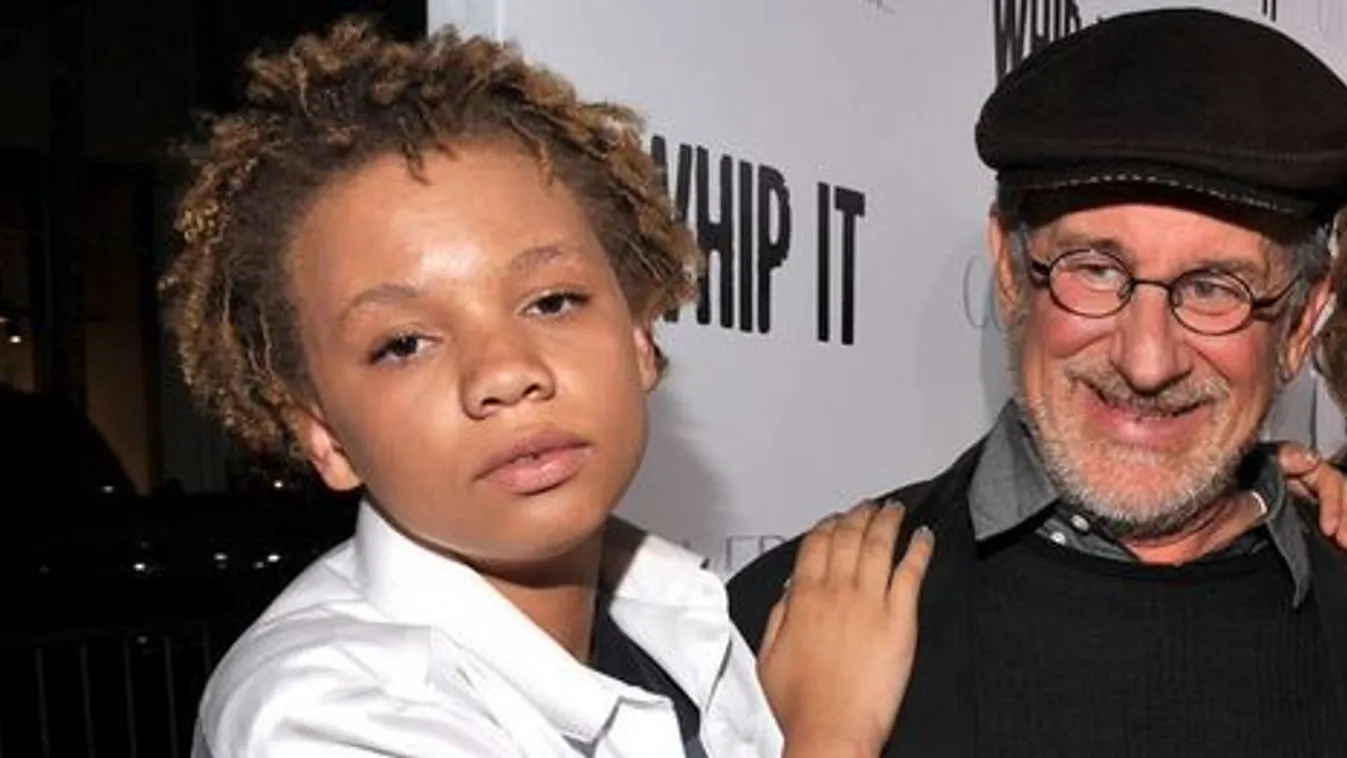 Mi történt? Bilincsben vitték el a rendőrök a rendező lányát