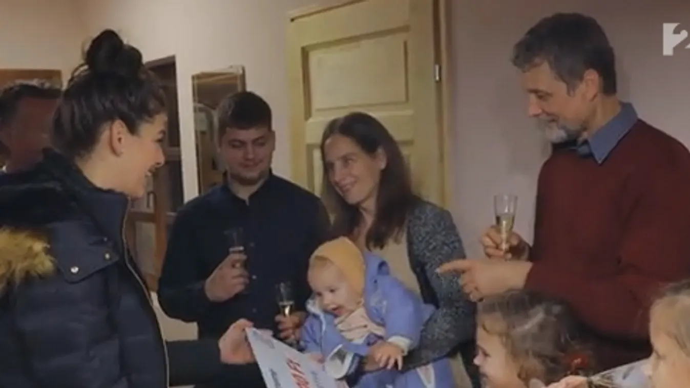 Megható pillanatok: így vette át otthonát a TV2 nehéz sorsú családja