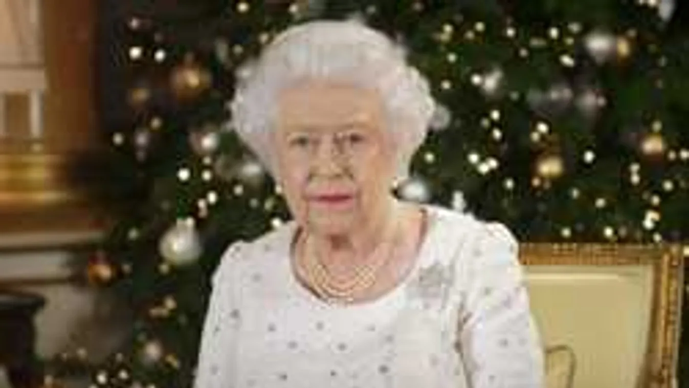 Ezt látnod kell: gyerekként játszadozik a koronájával II. Erzsébet