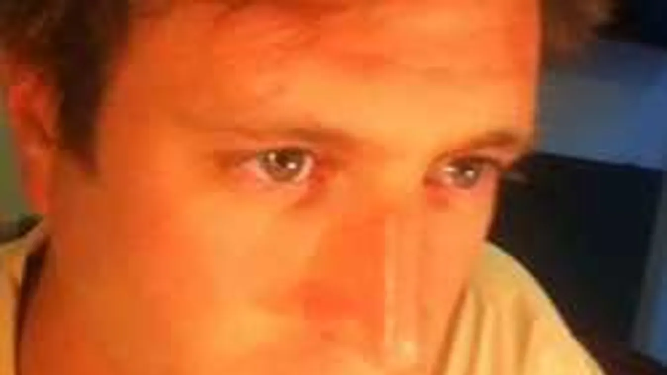 Sokkot kaptak a nézők: előadás közben érte baleset a magyar színészt