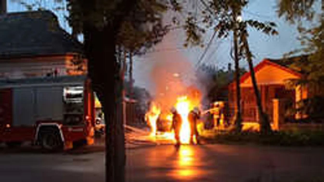 Pillanatokkal előtte szálltak ki az autóból, aztán porig égett - fotók