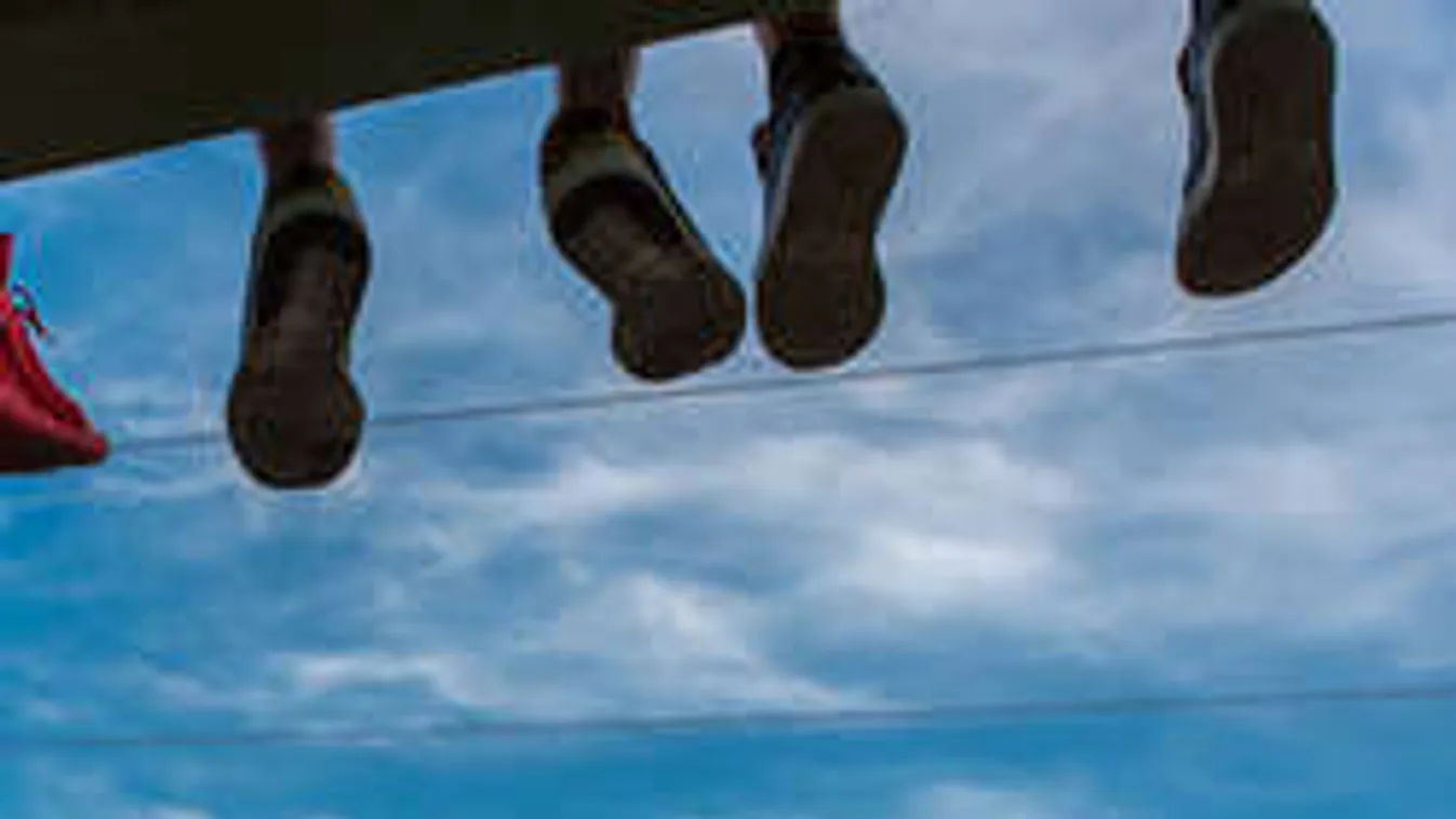 Angol turisták levetették magukat a Lánchídról - videó!