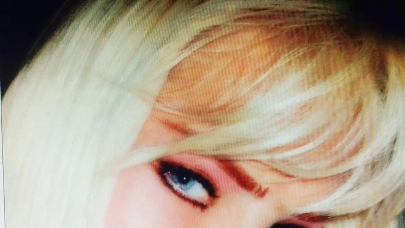 Jól látod, az ott a magyar sztármami ágaskodó mellbimbója +18