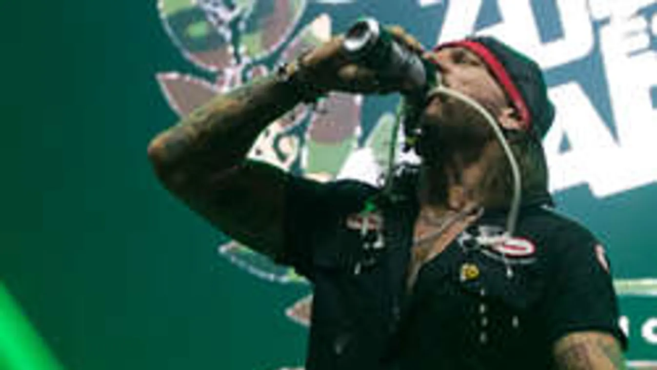 Kínos: Színpadon piált a szakítástól összeomlott, magyar énekes!