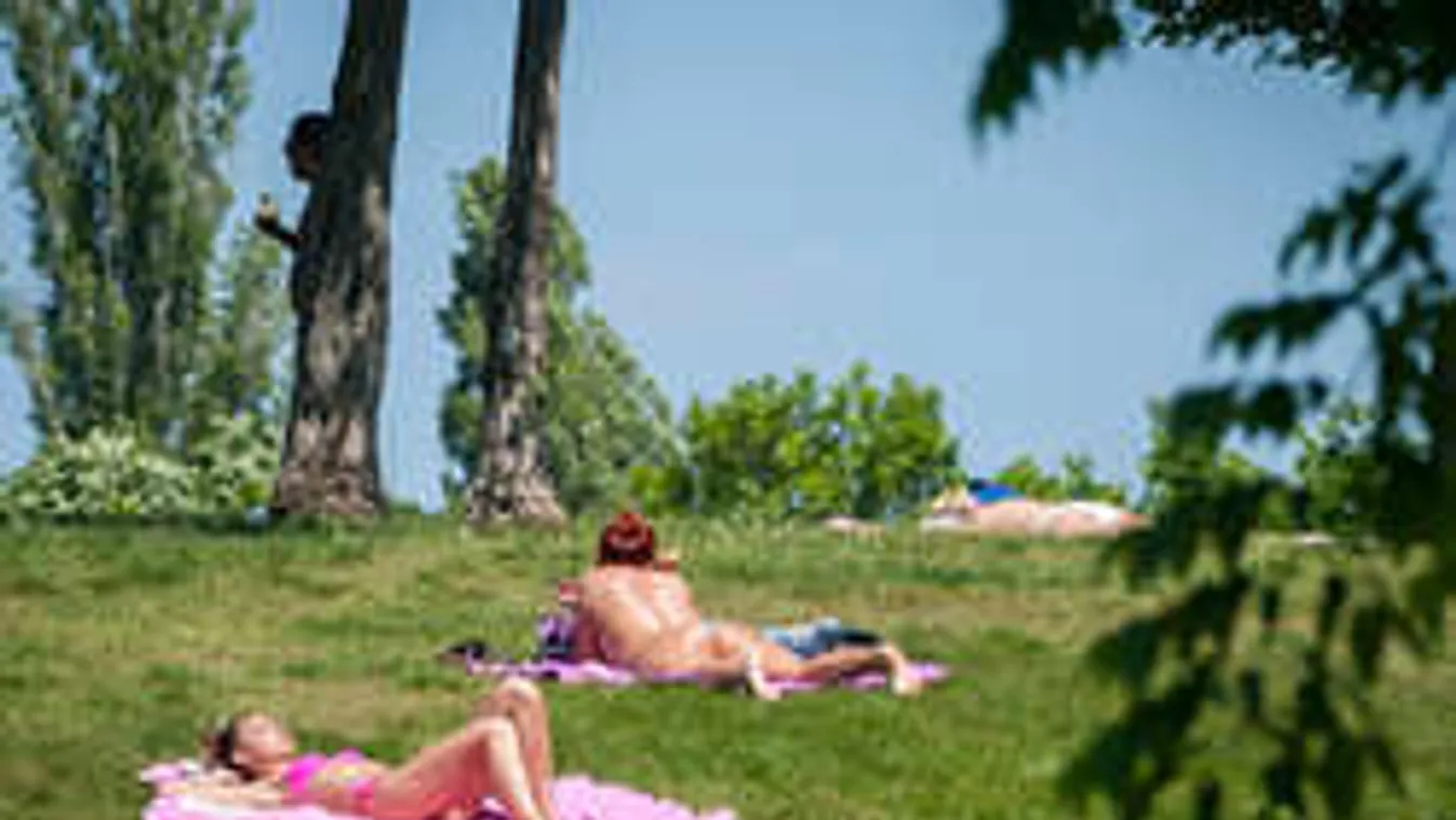 Tangába bújt nők sokkolnak a Népligetben! Fotók!