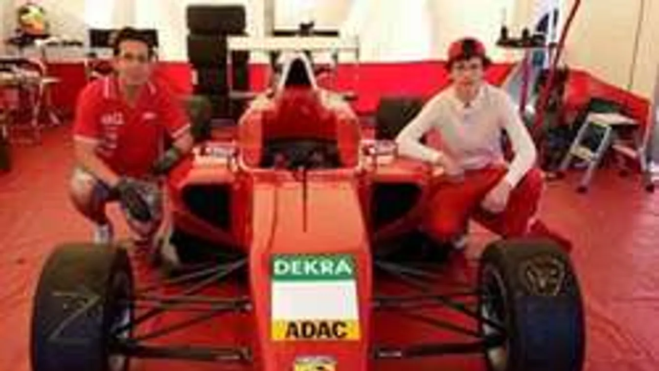 Az évtized balhéja? Megkergette ellenfelét a kiesett autóversenyző