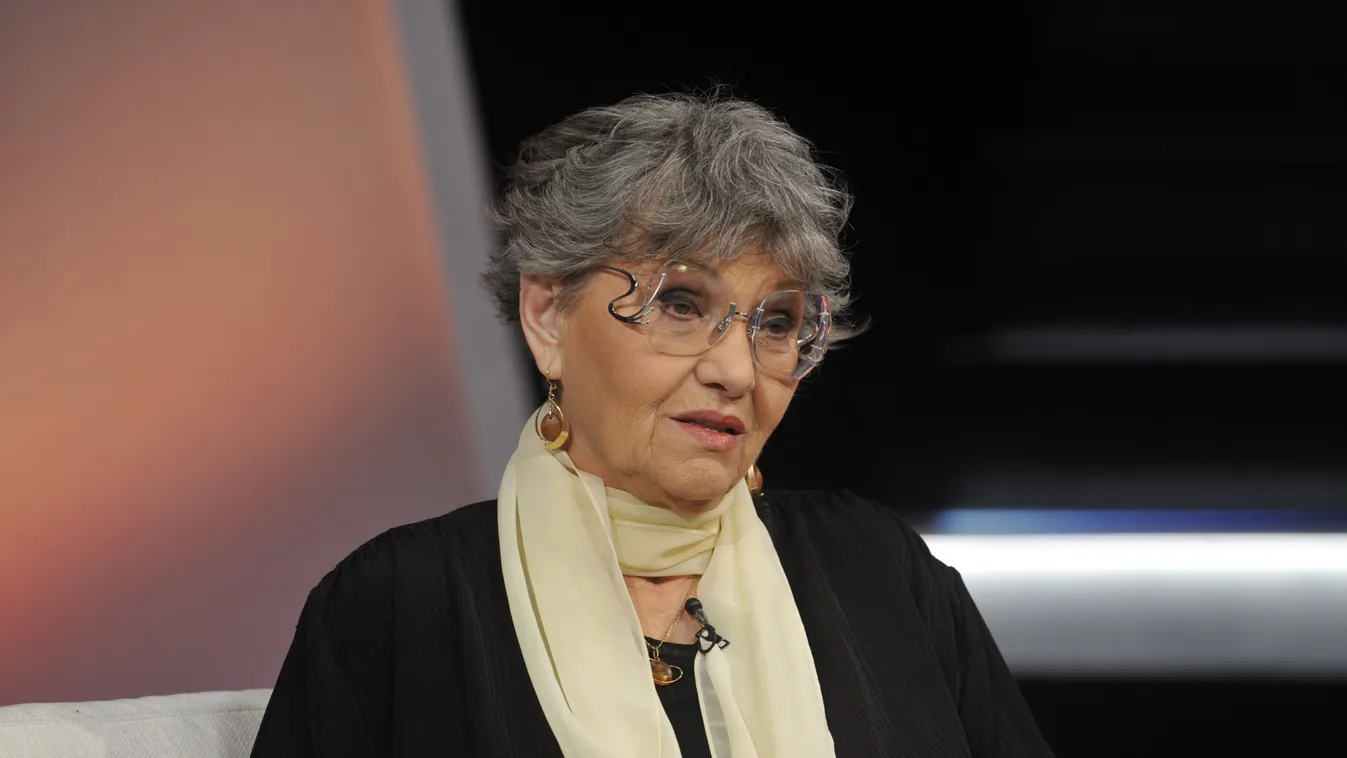 PÉCSI Ildikó; KRENCSEY Marianne; Pécsi Ildikó