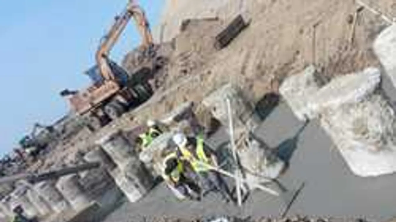 A-Híd: a cölöpalapozásnál tart a hídépítés az M4-esen