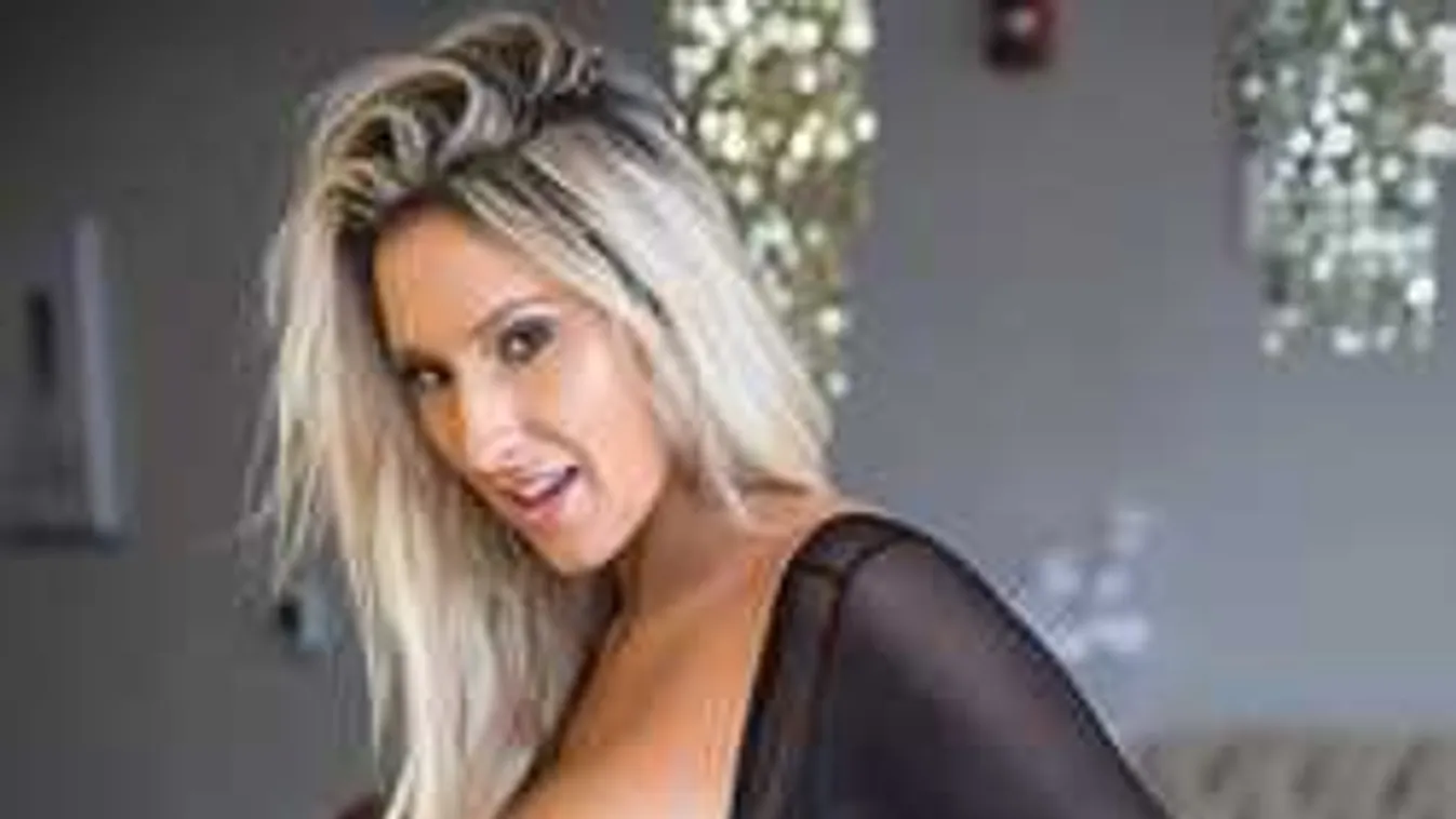 Bugyi nélkül a zuhanyzóban, mindenét felfedi a nagy mellű szurkolólány