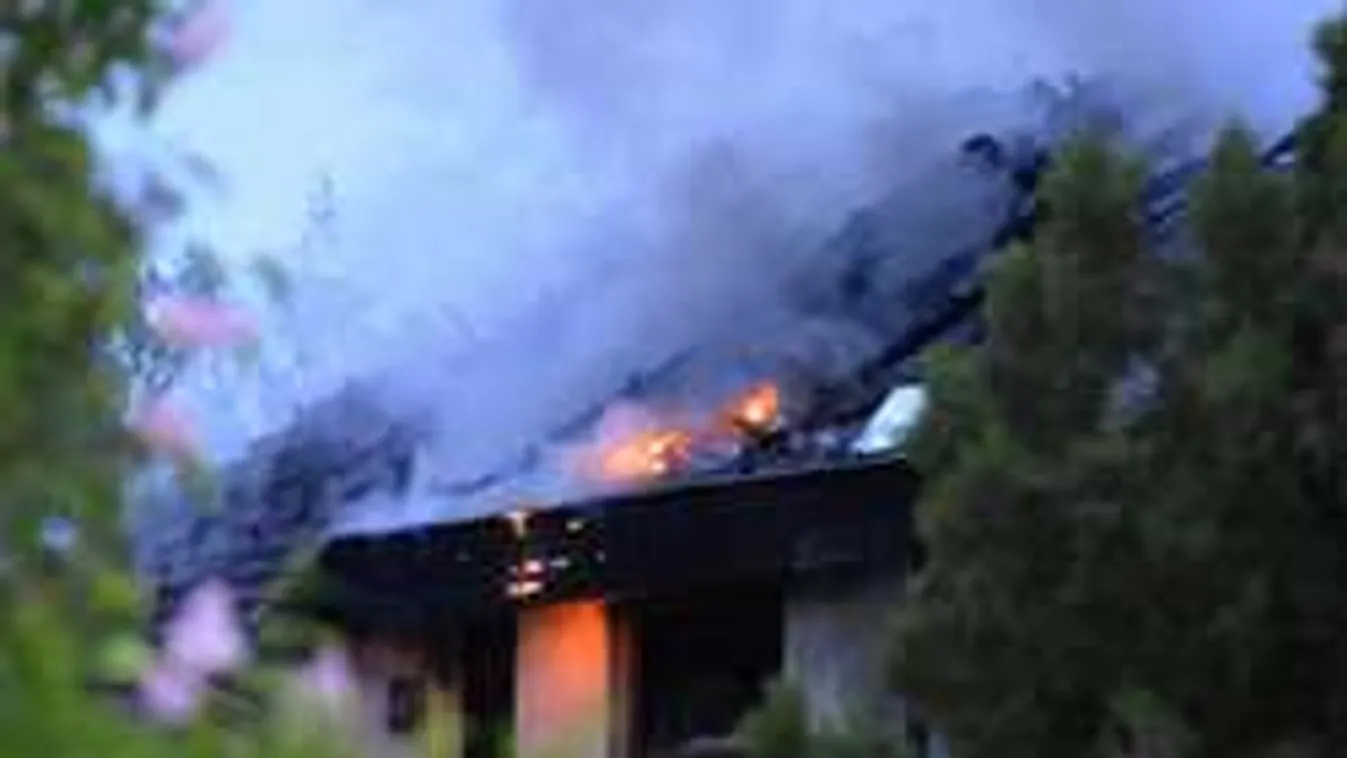 Robbanás után így égett a budai ház - Fotó!