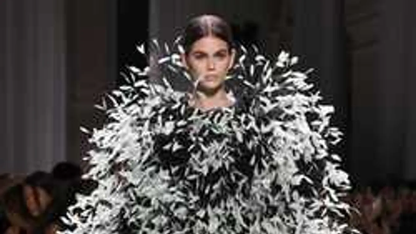 Bizarr szerelésben jelent meg: bokornak öltözött Cindy Crawford lánya