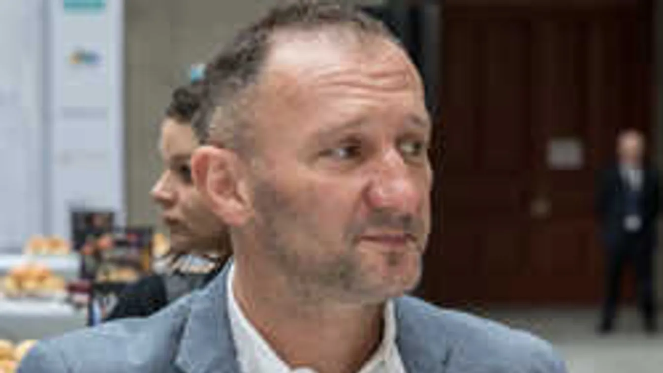 Exkluzív fotó, várandós kedvesével romantikázott Koko!