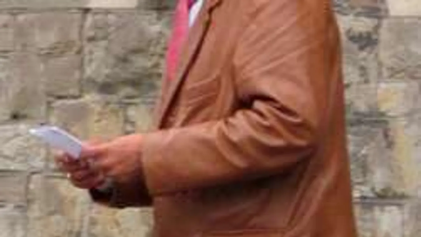 Dühében az utca közepén elégítette ki magát