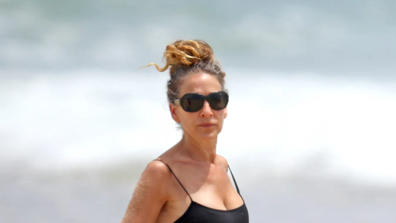 EXCLUSIVE: Sarah Jessica Parker Enjoys a Day at the Beach in the Hamptons, New York.