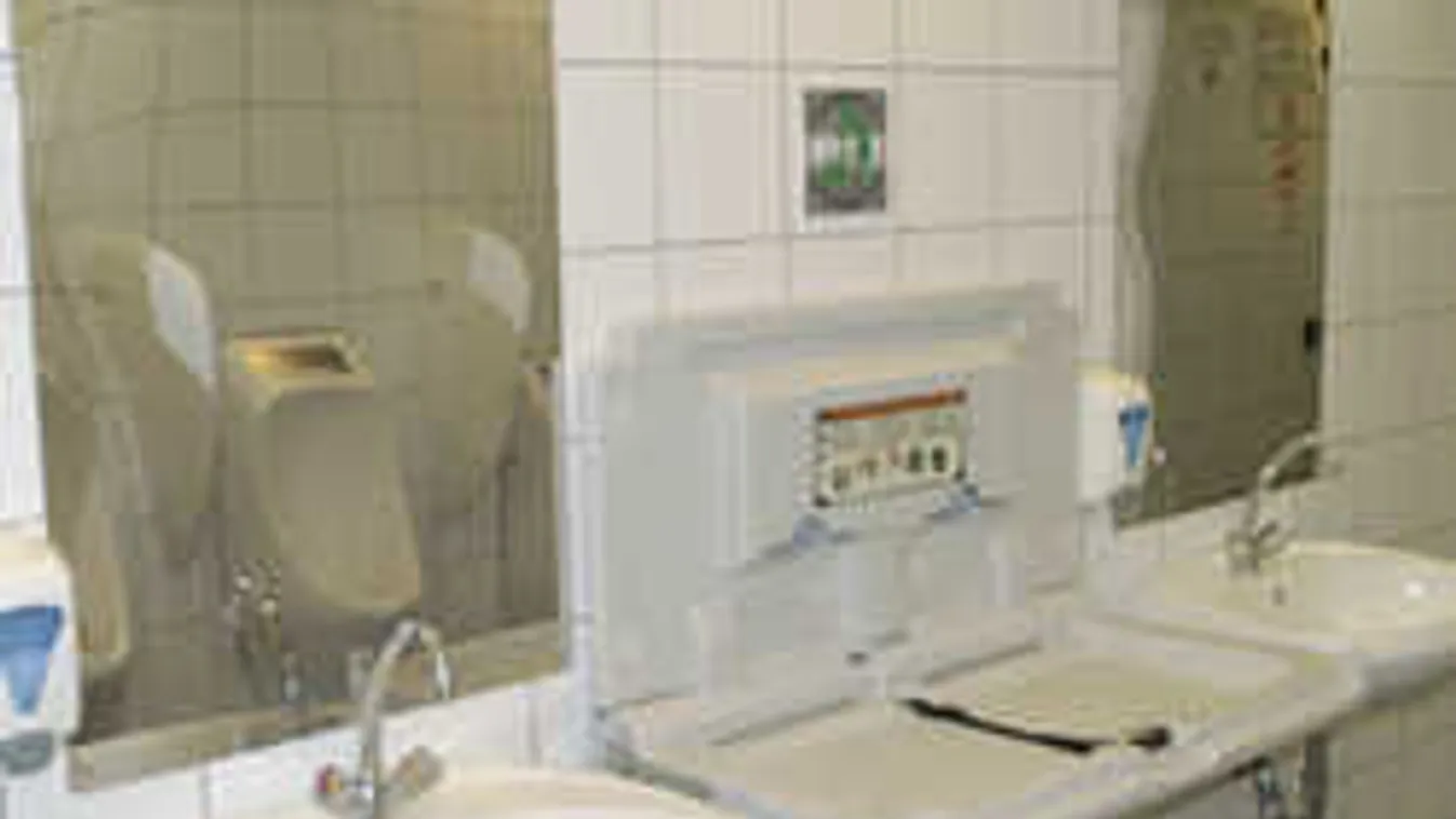 Pelenkázót kaptak a magyar pasik apák napjára