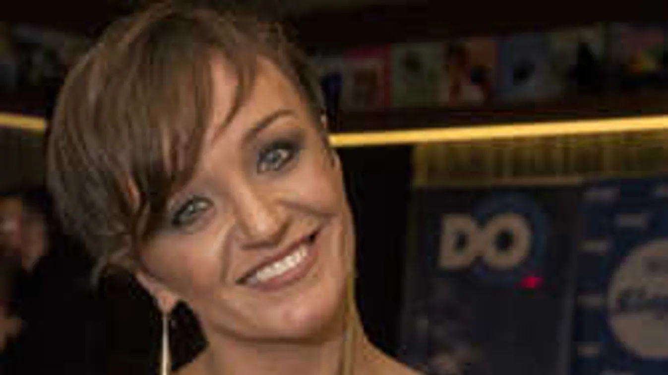 Finom és feszes: oltári popsit villantott a színpadon a magyar énekesnő