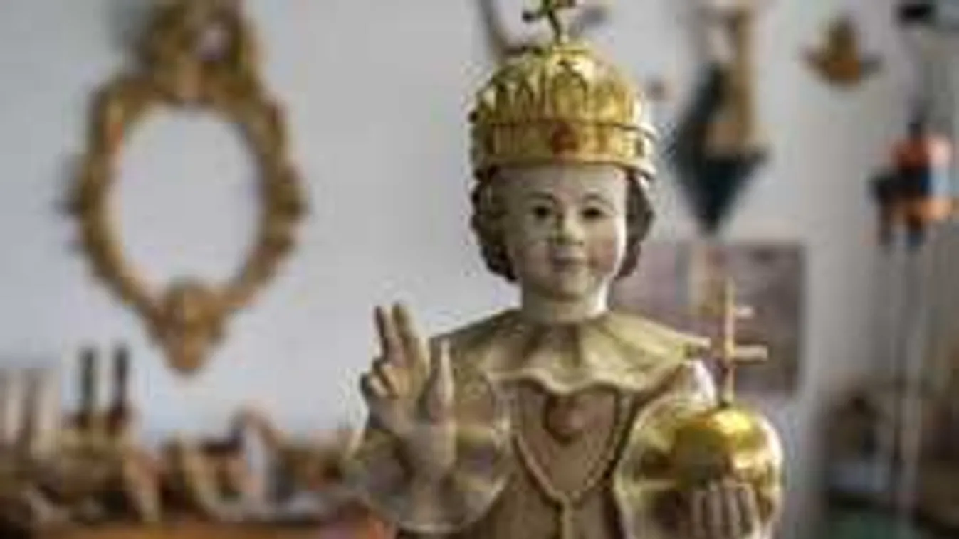 Ezt nézd meg! A pápa ajándékát a Szent Korona díszíti