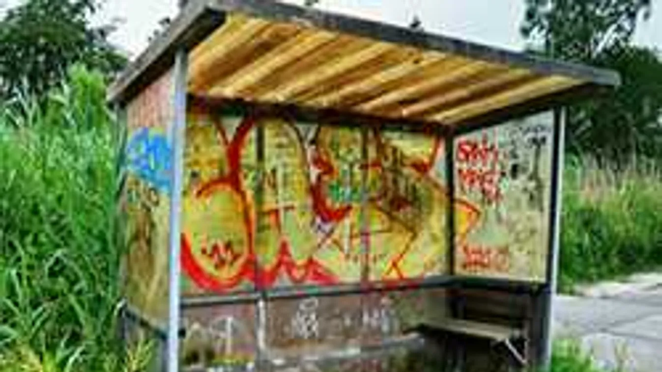 Meg akartak erőszakolni egy lányt az átányi buszmegállóban