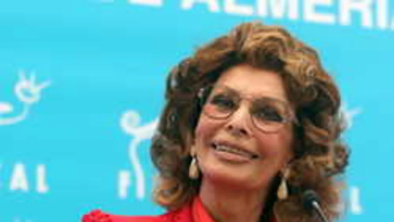 Nem fél a botránytól, keményen beszólt a 83 éves színésznő