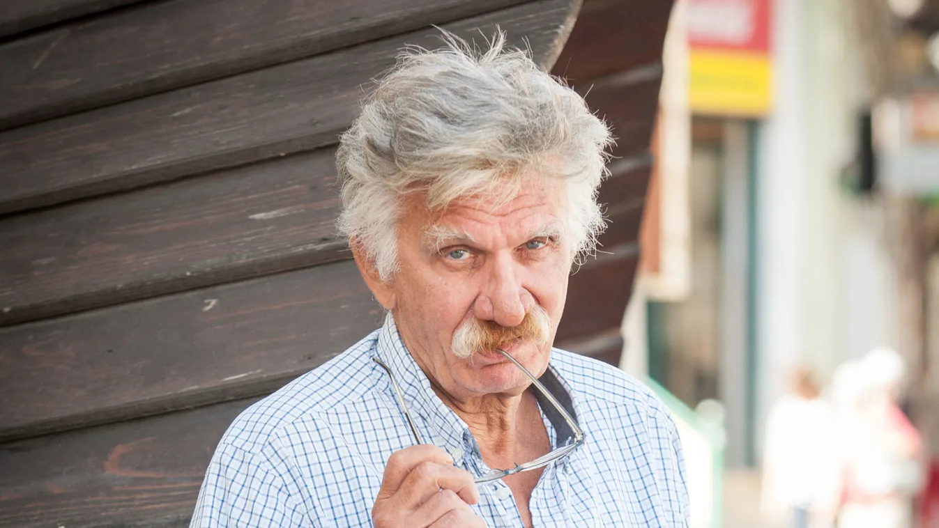 Ujlaki Dénes már mindkét oltását megkapta, de a szemüvegeit eltörte