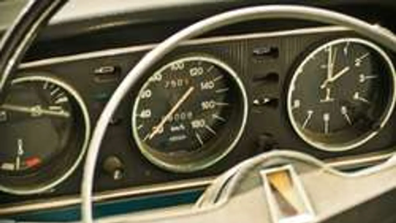 Drótok lógtak a férfiasságából, így riogatta a gyerekeket a rém