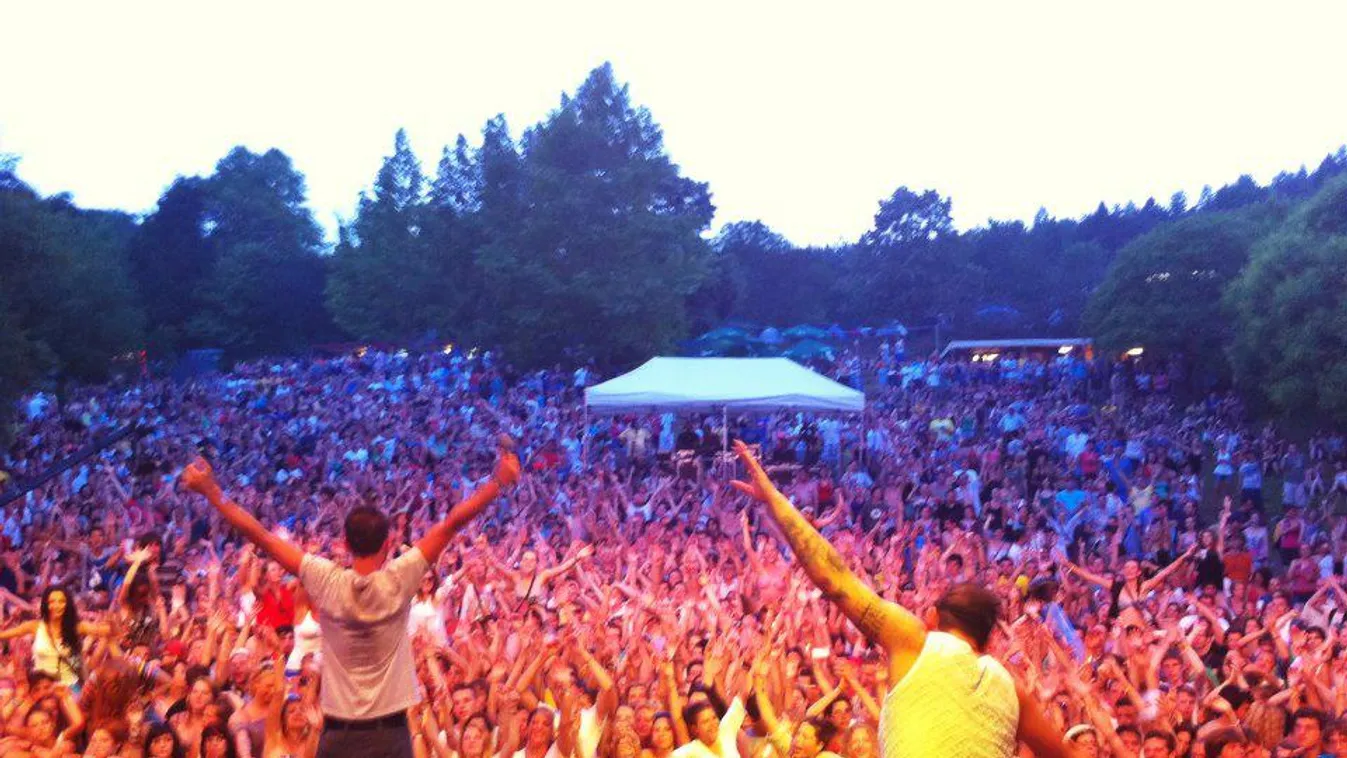 Vérlázító dolog történt a közkedvelt magyar sztárzenekarral