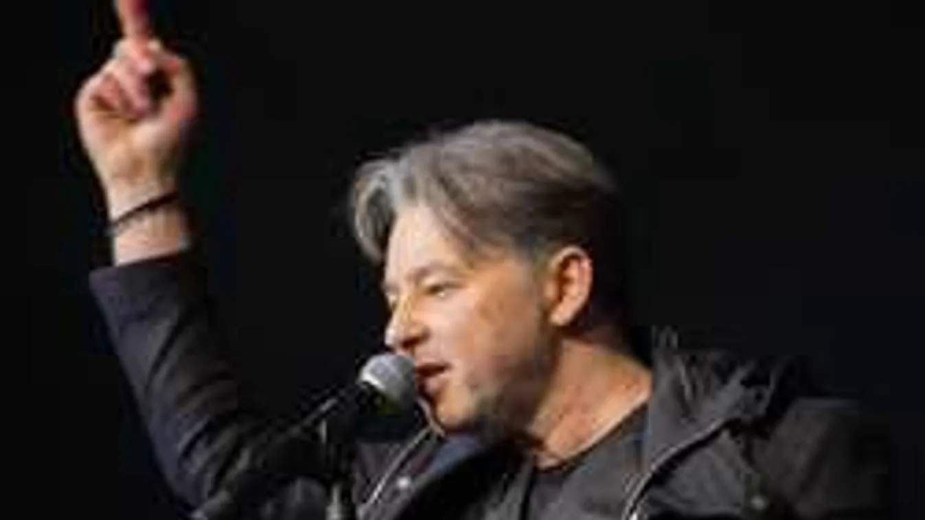 Infarktust kapott a színpadon, friss hírek a magyar énekes állapotáról