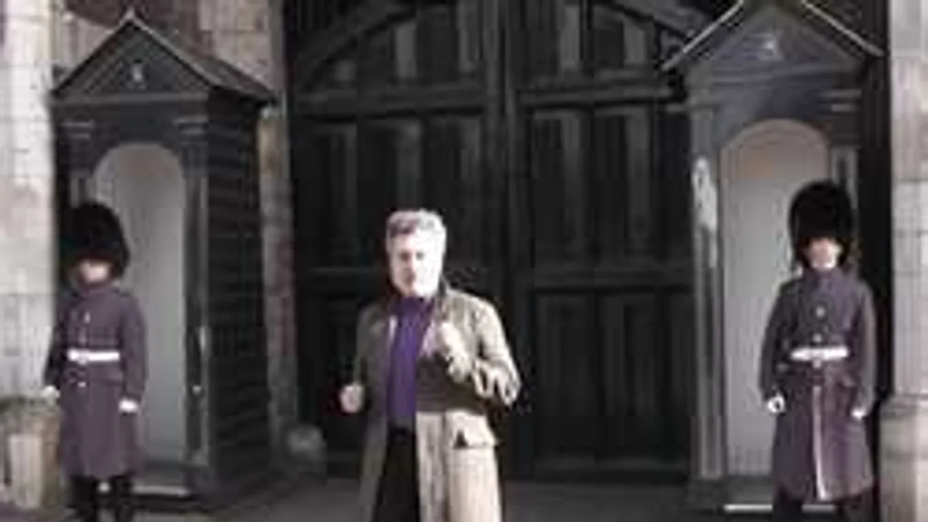 Beégett a bunkó turista, szépen helyrerakta őt az őr - Videó