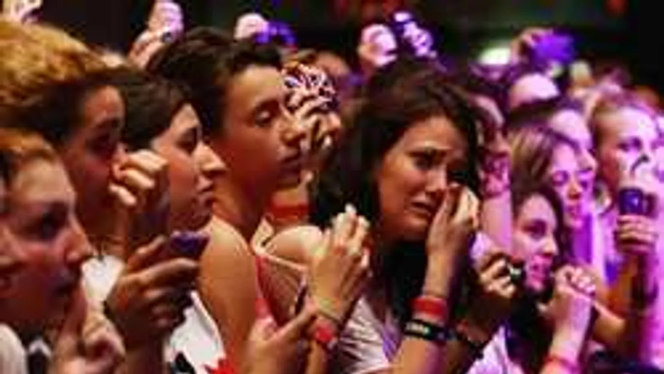 Készüljetek, lányok! Magyarországra jön a legsármosabb pasi