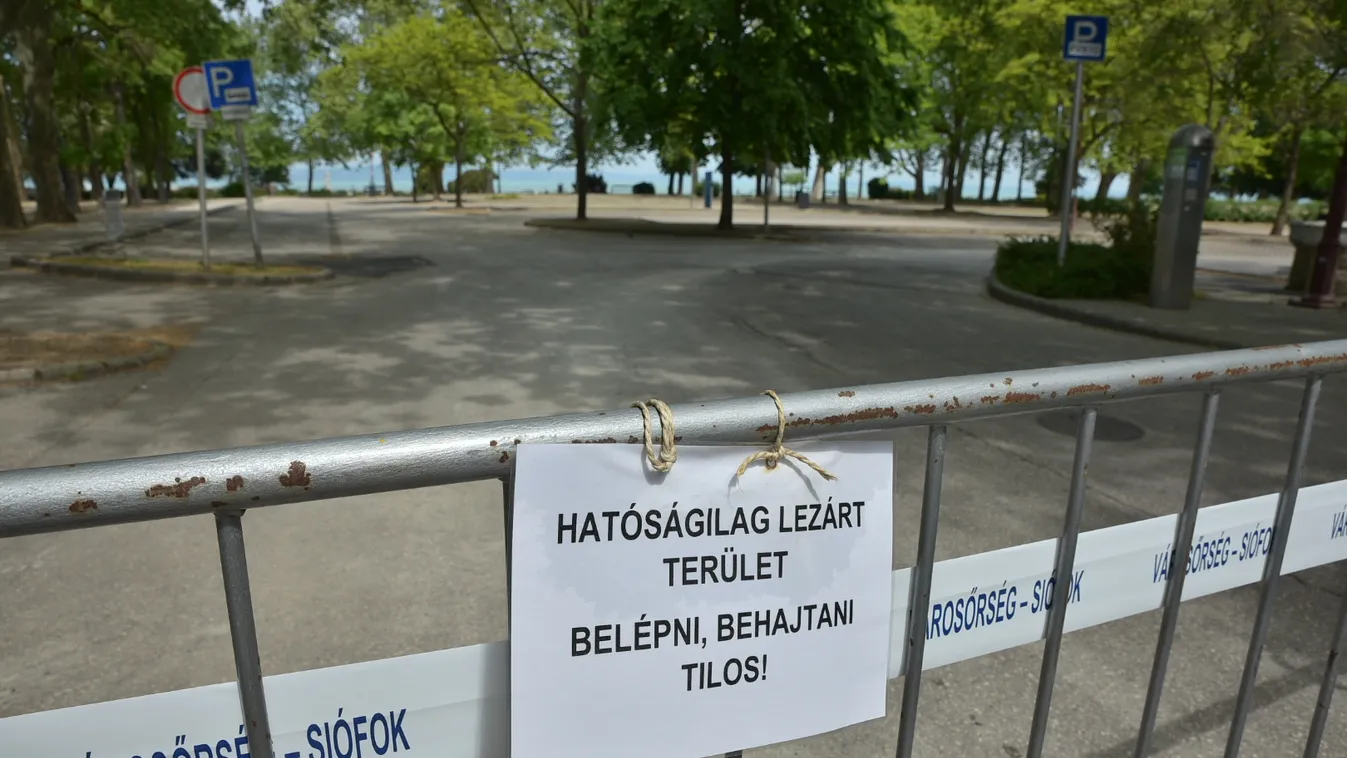 Kordonok és szalagok mindenhol: lezárták Siófok partját, mégis beszökdösnek az emberek – fotók