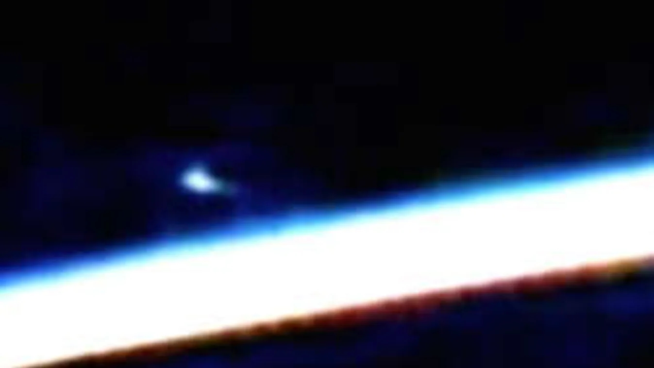 Rejtélyes kék fénygömb miatt kapcsolták le az űrállomás közvetítését