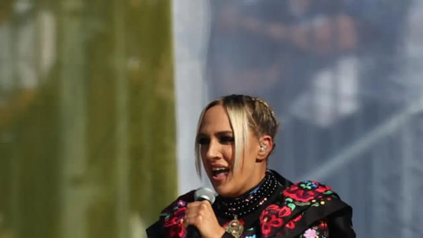 Tóth Gabi váratlan dolgot tett a pápa előtti fellépésén – újabb fotók érkeztek