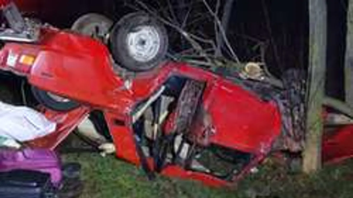 Megrázó fotó a hajnali balesetben fejre állt autóról