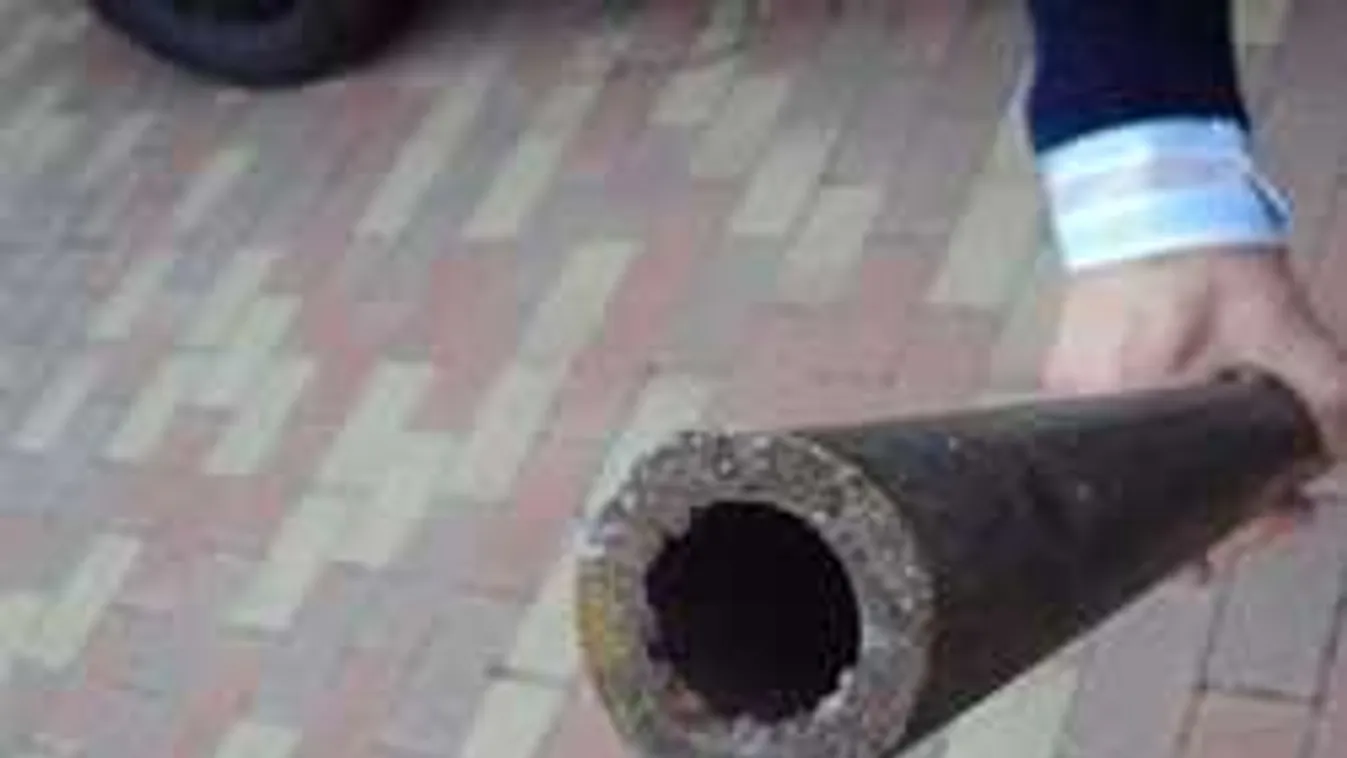 Ömlött a vér Pécsen: Vascsővel vertek egy férfit a nyílt utcán