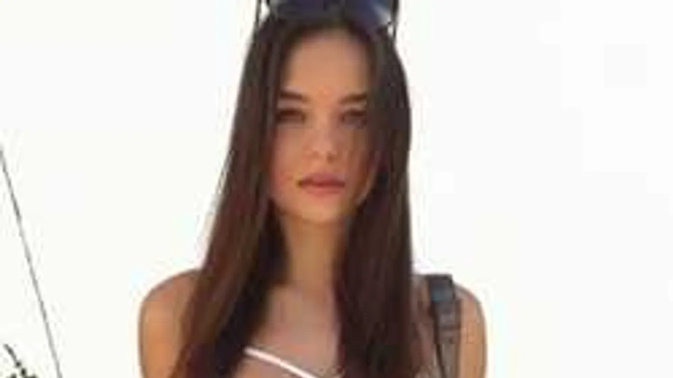 Félmeztelenül mutatkozott a strandon a szemtelenül fiatal modell!