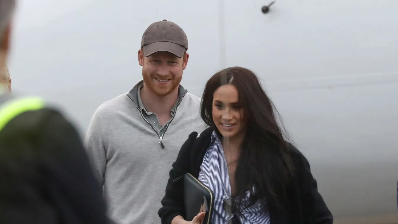 *PREMIUM-EXCLUSIVE* Meghan her Mark! Duchess leads Harry back to Canada