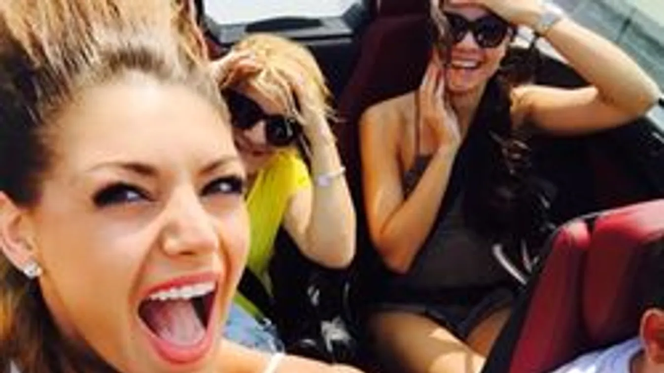 Együtt fürdött a két szexi szépség - Képekkel